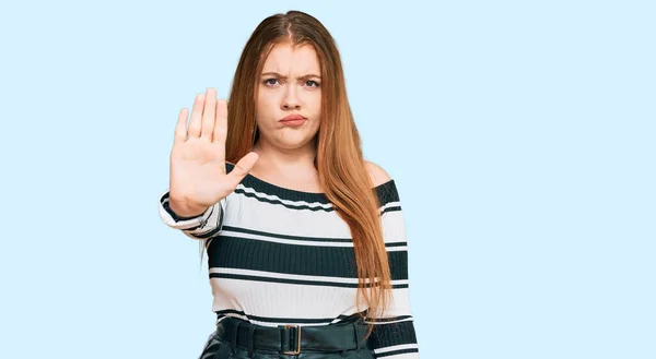 Jovem Mulher Ruiva Bonita Vestindo Roupas Elegantes Fazendo Parar Cantar — Fotografia de Stock