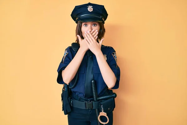 Молода Красива Жінка Поліцейській Формі Шокувала Покриваючи Рот Руками Помилку — стокове фото