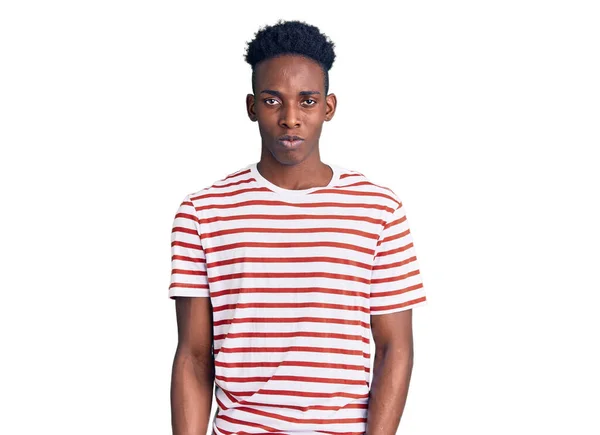 Jeune Homme Afro Américain Portant Des Vêtements Décontractés Sceptiques Nerveux — Photo
