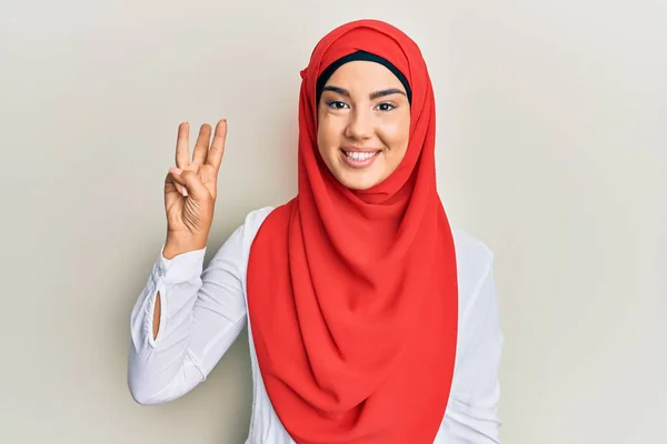 Jovem Bela Menina Hispânica Vestindo Tradicional Lenço Islâmico Hijab Mostrando — Fotografia de Stock