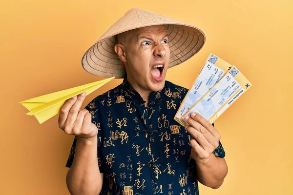 Glatzkopf Mittleren Alters Mit Traditionellem Asiatischen Hut Und Bordkarte Wütend — Stockfoto