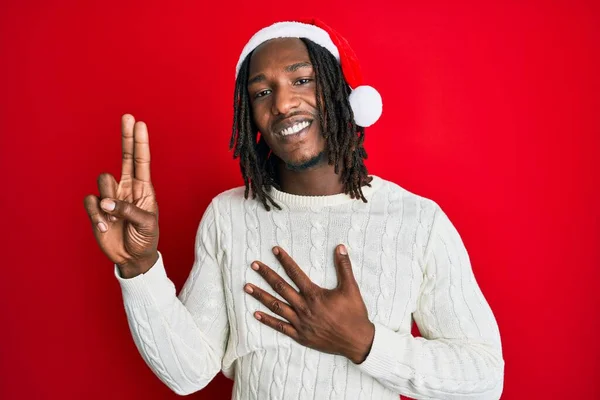 Africano Americano Com Tranças Vestindo Chapéu Natal Sorrindo Jurando Com — Fotografia de Stock