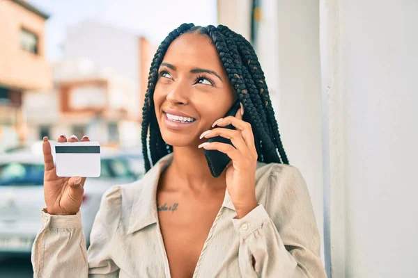 Junge Afrikanisch Amerikanische Frau Lächelt Glücklich Spricht Auf Dem Smartphone — Stockfoto