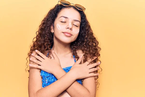 Hermosa Niña Con Pelo Rizado Con Bikini Gafas Sol Abrazándose — Foto de Stock