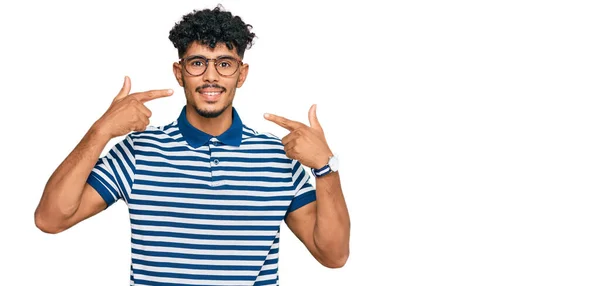 Hombre Árabe Joven Con Ropa Casual Gafas Sonriendo Alegre Mostrando — Foto de Stock