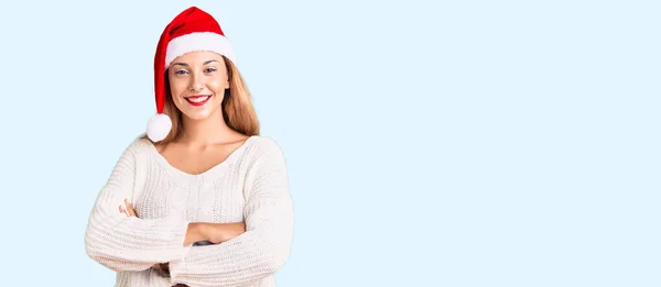 Schöne Junge Frau Mit Weihnachtsmütze Glücklich Lächelnd Mit Verschränkten Armen — Stockfoto