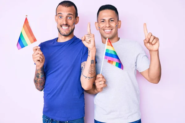 Unga Homosexuella Par Två Män Som Håller Regnbåge Lgbtq Flaggor — Stockfoto