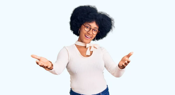 Giovane Ragazza Afro Americana Indossa Abiti Casual Occhiali Sorridenti Allegre — Foto Stock