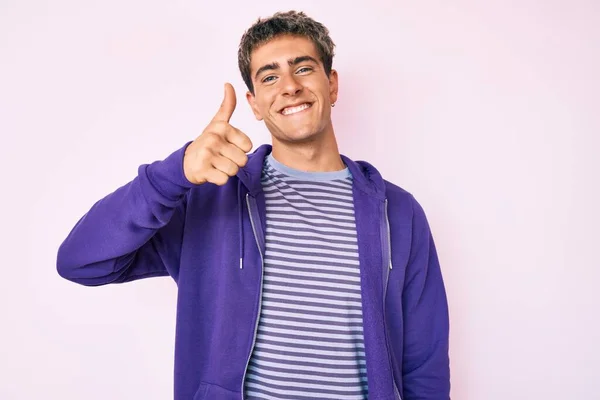 Joven Hombre Guapo Con Sudadera Púrpura Casual Sonriendo Feliz Positivo —  Fotos de Stock