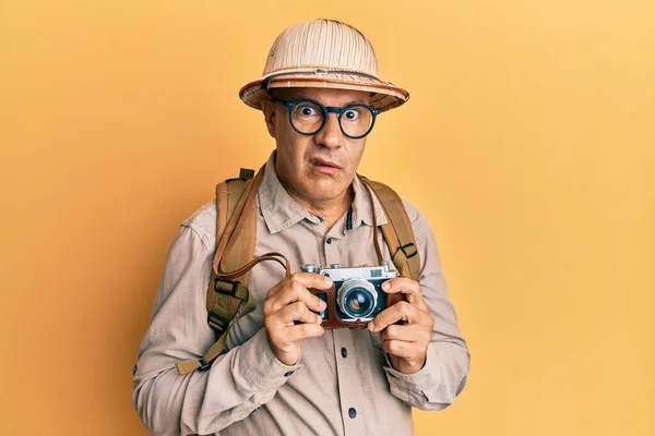 Middle Age Bald Man Wearing Explorer Hat Vintage Camera Clueless — Stock Photo, Image