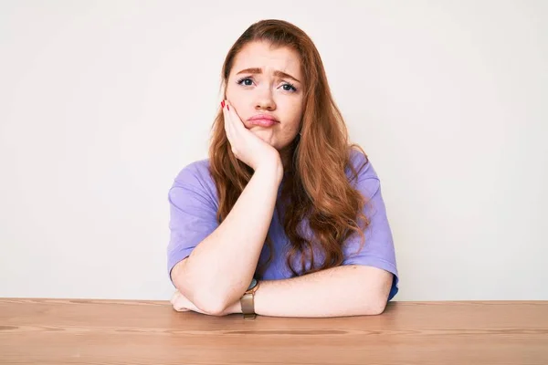 Jovem Ruiva Vestindo Roupas Casuais Sentada Mesa Pensando Cansado Entediado — Fotografia de Stock