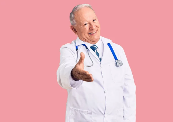 Älterer Gutaussehender Grauhaariger Mann Arztkittel Und Stethoskop Der Fröhlich Lächelt — Stockfoto