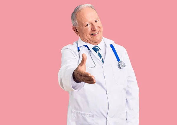 Senior Guapo Hombre Pelo Gris Vistiendo Abrigo Médico Estetoscopio Sonriente — Foto de Stock