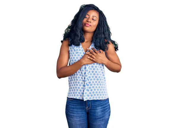 Güzel Bir Afro Amerikan Kadını Sıradan Bir Yaz Tişörtü Giymiş — Stok fotoğraf