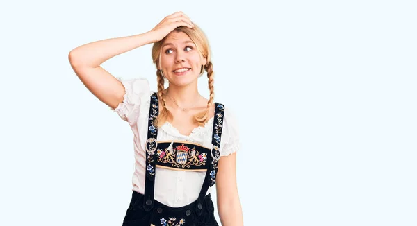 Oktoberfest Elbisesi Giyen Genç Güzel Sarışın Kadın Gülümsüyor Kendine Güveniyor — Stok fotoğraf