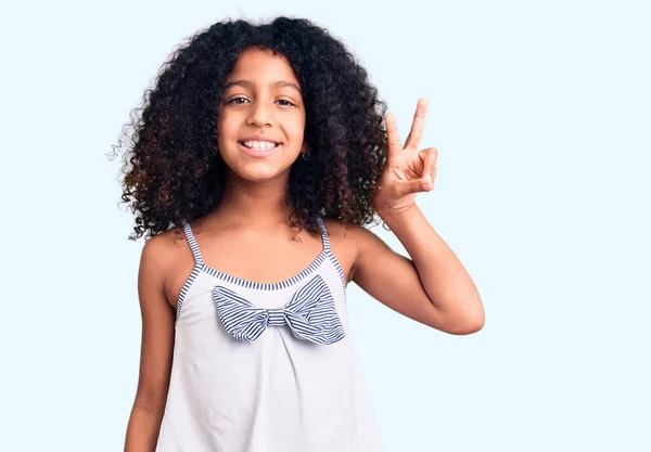 Afrikanskt Amerikanskt Barn Med Lockigt Hår Klädd Avslappnade Kläder Leende — Stockfoto