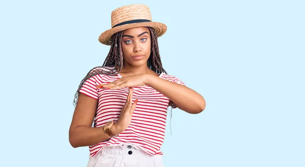 Młoda Afroamerykanka Warkoczami Letniej Czapce Wykonująca Gest Rękami Sfrustrowana Poważna — Zdjęcie stockowe