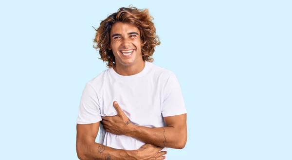 Latin Asıllı Genç Bir Adam Günlük Beyaz Tişört Giyiyor Gülümsüyor — Stok fotoğraf