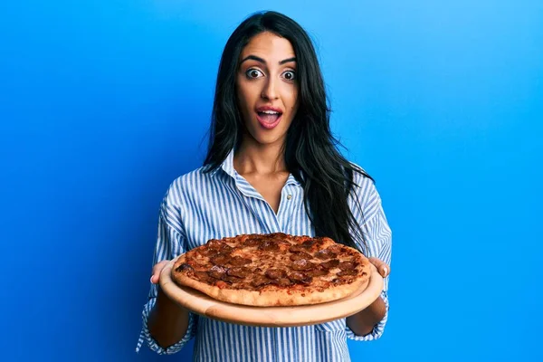 Vacker Latinamerikansk Kvinna Håller Välsmakande Pepperoni Pizza Firar Galen Och — Stockfoto