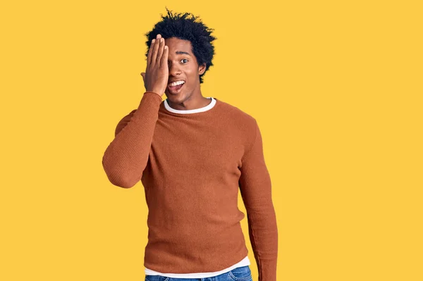 Snygg Afrikansk Amerikansk Man Med Afro Hår Bär Casual Kläder — Stockfoto