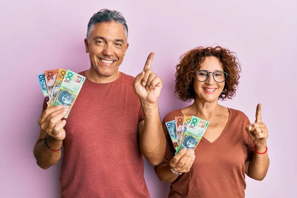 Belo Casal Meia Idade Segurando Dólares Australianos Sorrindo Com Uma — Fotografia de Stock