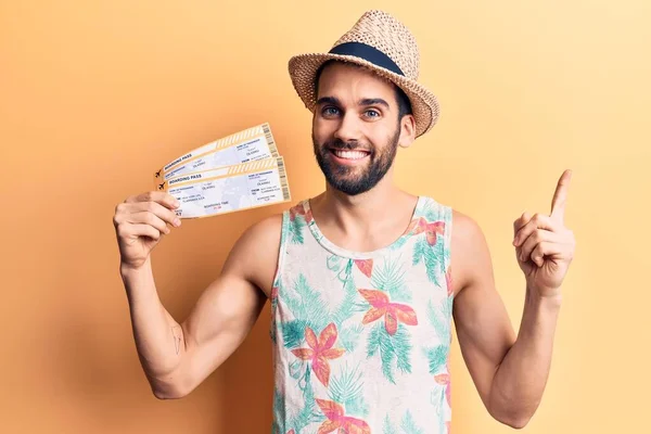 Joven Hombre Guapo Con Barba Con Sombrero Verano Sosteniendo Tarjeta —  Fotos de Stock