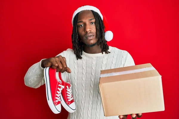 Homem Afro Americano Com Tranças Usando Chapéu Natal Tendo Sapatos — Fotografia de Stock