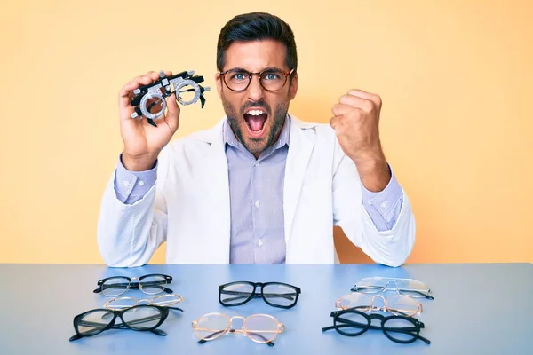 Jeune Homme Hispanique Tenant Des Lunettes Optique Agacé Frustré Criant — Photo