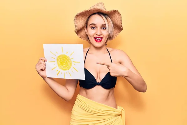 Young Beautiful Blonde Woman Wearing Bikini Summer Hat Holding Sun — ストック写真