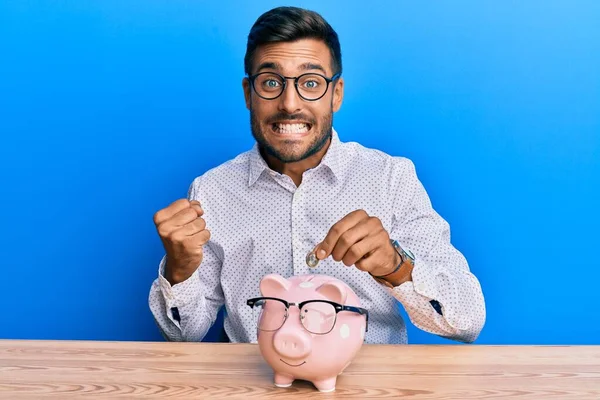 Schöner Hispanischer Mann Hält Sparschwein Mit Brille Und Schreit Stolz — Stockfoto