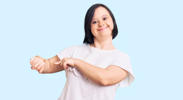 Mujer Morena Con Síndrome Vistiendo Camiseta Blanca Casual Con Prisa —  Fotos de Stock