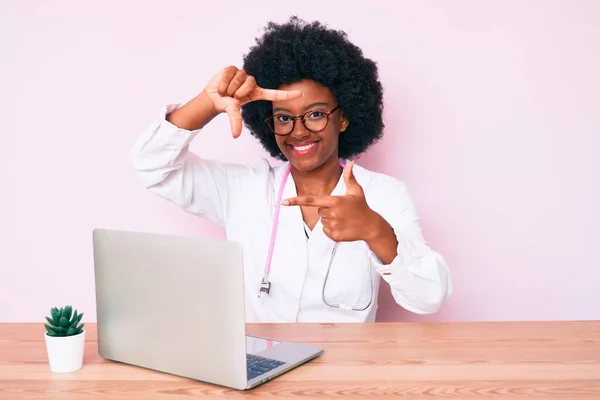 Mujer Afroamericana Joven Que Usa Estetoscopio Médico Que Trabaja Usando —  Fotos de Stock