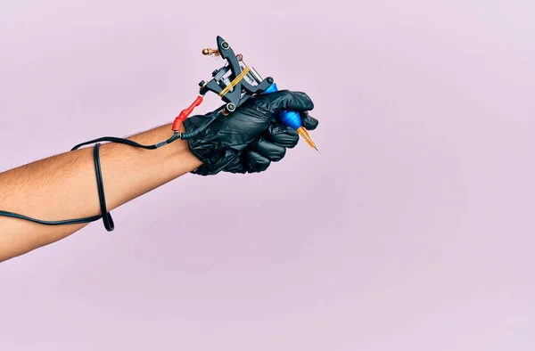 Hand Young Hispanic Man Using Tattoo Machine Isolated Pink Background — Stock Photo, Image