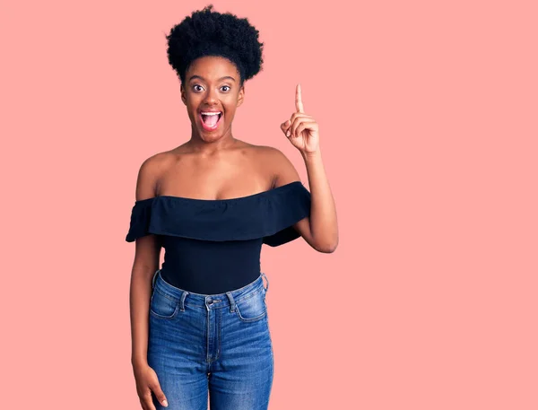 Mujer Afroamericana Joven Que Usa Ropa Casual Señalando Con Dedo —  Fotos de Stock