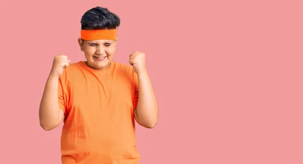 Kleiner Junge Sportkleidung Der Mit Erhobenen Armen Und Geschlossenen Augen — Stockfoto