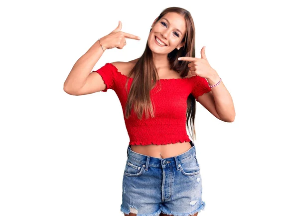 Joven Mujer Hispana Hermosa Vistiendo Ropa Casual Sonriendo Alegre Mostrando — Foto de Stock