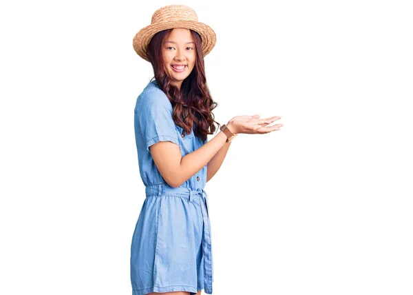 Joven Hermosa Chica China Con Sombrero Verano Señalando Lado Con — Foto de Stock