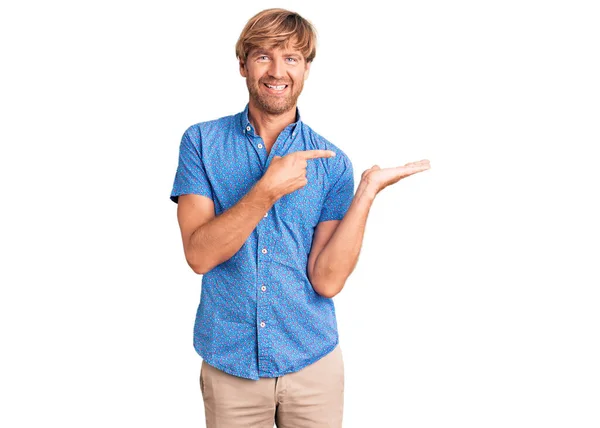 Handsome Caucasian Man Beard Wearing Casual Clothes Amazed Smiling Camera — Stock Photo, Image