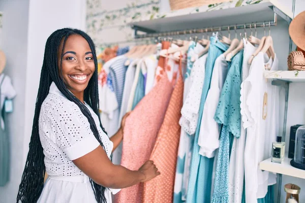 Jong Afrikaans Amerikaans Vrouw Glimlachen Gelukkig Vasthouden Kleding Kleding Winkel — Stockfoto