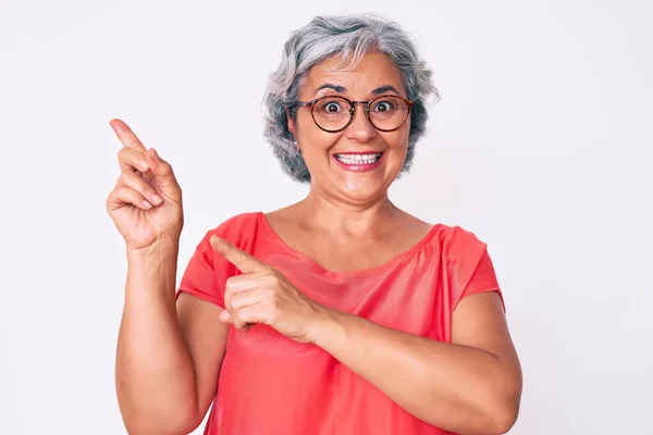 Ältere Hispanische Grauhaarige Frau Trägt Lässige Kleidung Und Brille Lächelt — Stockfoto