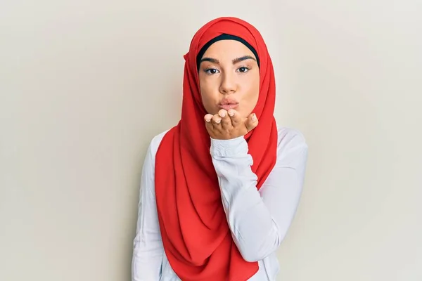 Jovem Bela Menina Hispânica Vestindo Tradicional Lenço Islâmico Hijab Olhando — Fotografia de Stock