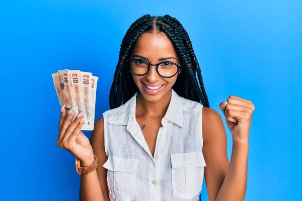 Hermosa Mujer Hispana Sosteniendo Billetes Libras Del Reino Unido Gritando —  Fotos de Stock