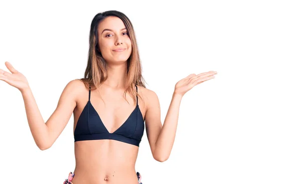 Jeune Belle Fille Portant Bikini Expression Désemparée Confus Avec Les — Photo