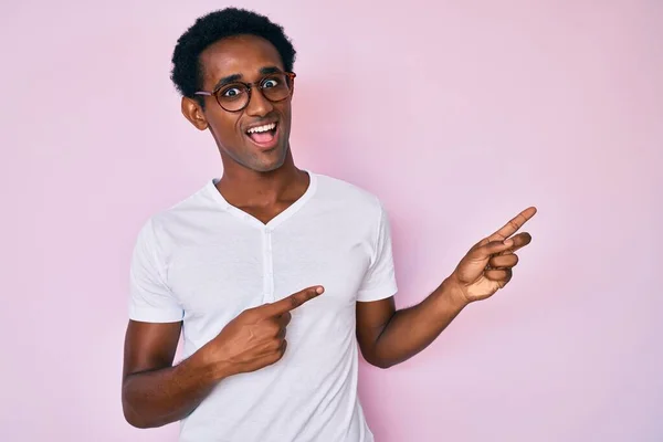 Africano Bonito Homem Vestindo Roupas Casuais Óculos Sorrindo Olhando Para — Fotografia de Stock