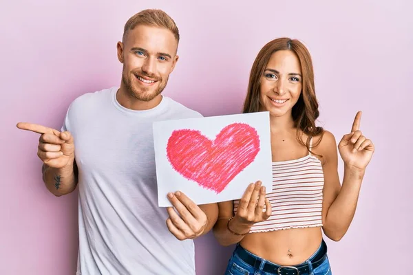 Jovem Casal Namorada Namorado Segurando Coração Desenhar Sorrindo Feliz Apontando — Fotografia de Stock