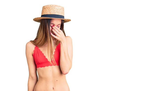Hermosa Morena Joven Con Bikini Cansado Frotando Nariz Los Ojos — Foto de Stock