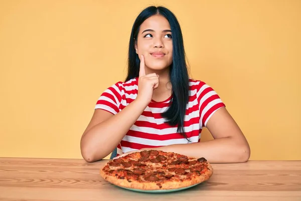 Ung Vacker Asiatisk Flicka Äter God Pepperoni Pizza Allvarlig Ansikte — Stockfoto