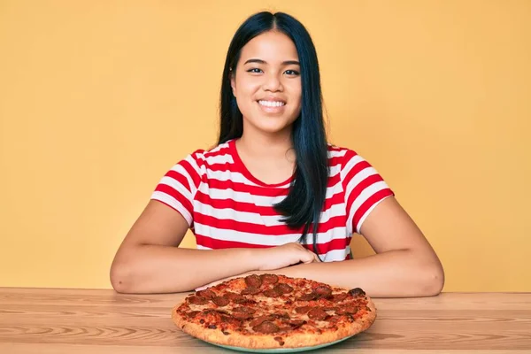 아름다운 아시아 소녀가 맛있는 페퍼로니 피자를 있습니다 긍정적 보이죠 — 스톡 사진