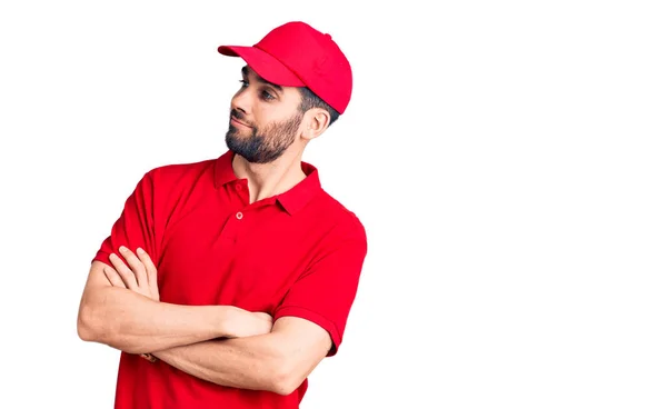 Jovem Homem Bonito Com Barba Vestindo Uniforme Entrega Olhando Para — Fotografia de Stock