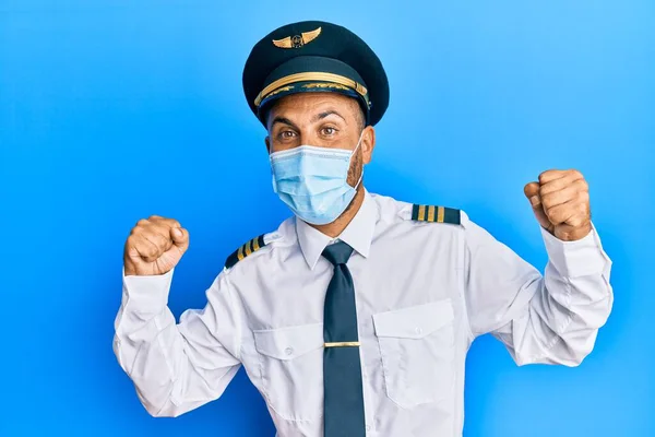 Homem Bonito Com Barba Vestindo Uniforme Piloto Avião Usando Máscara — Fotografia de Stock